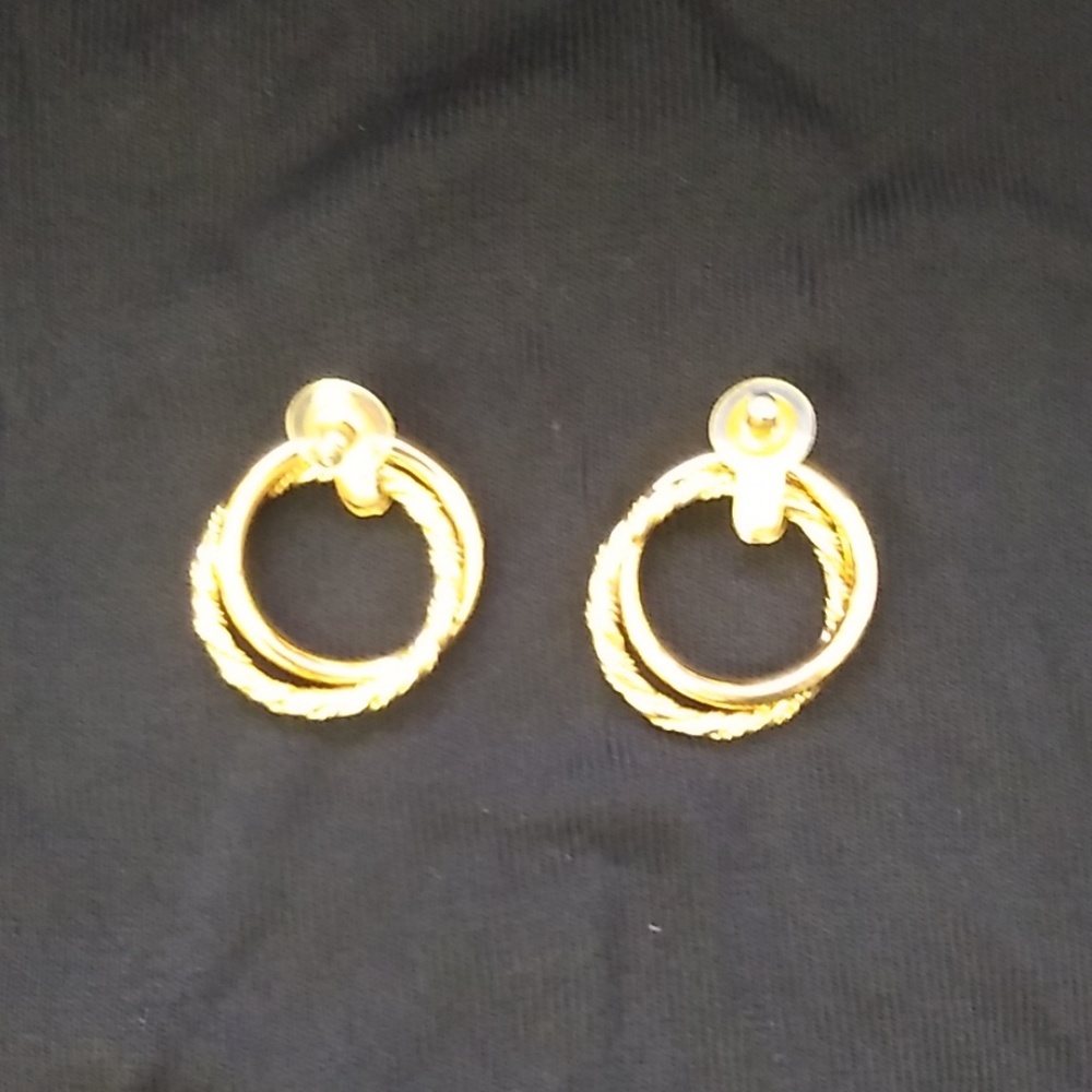 Goldtone classic stud earrings.